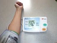 血圧を測定してる写真